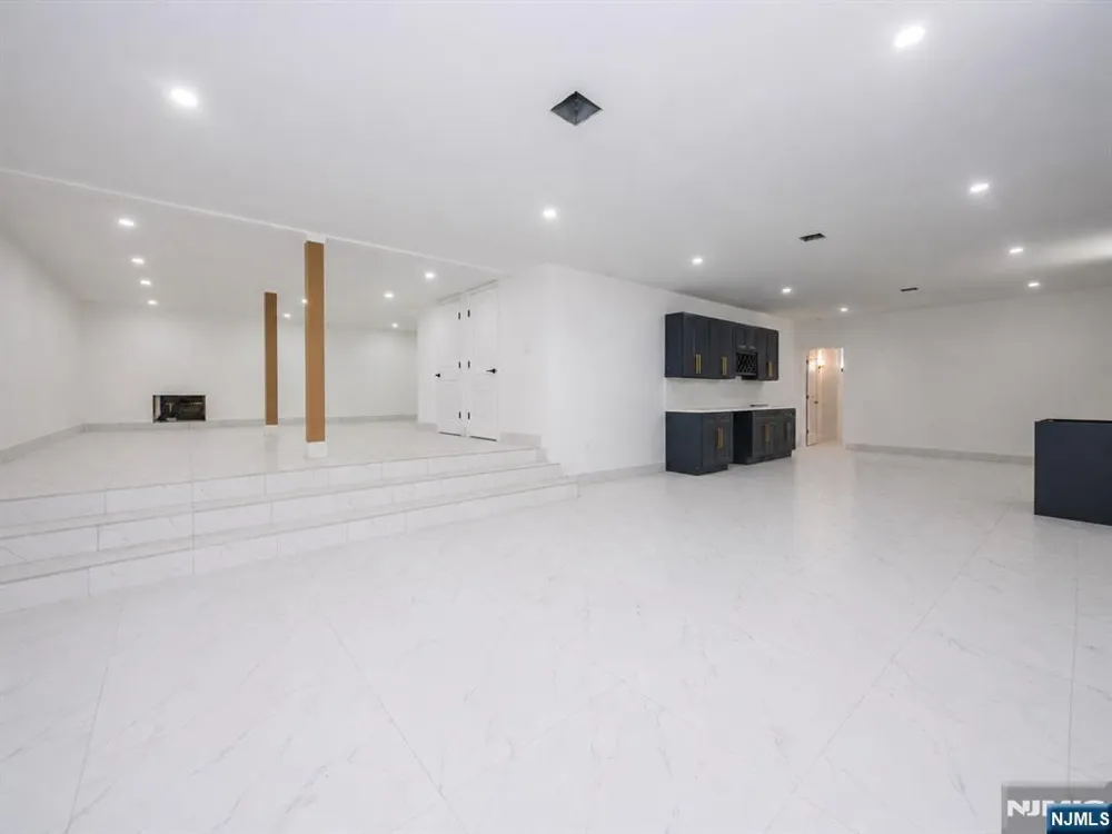 412 Gregory Road Paramus, NJ 07652