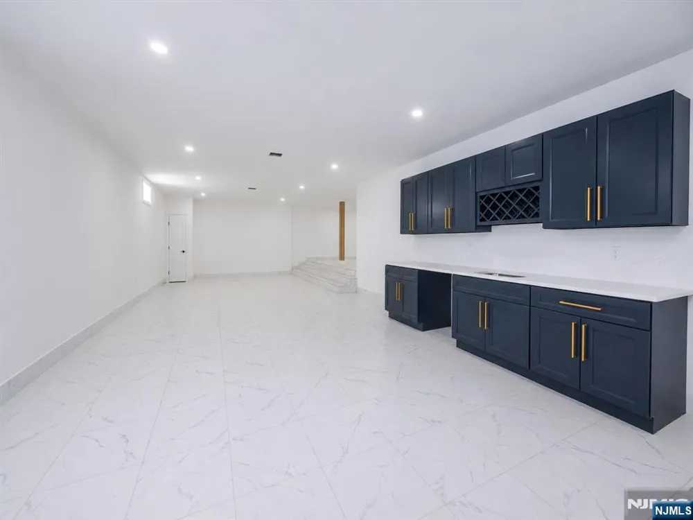 412 Gregory Road Paramus, NJ 07652