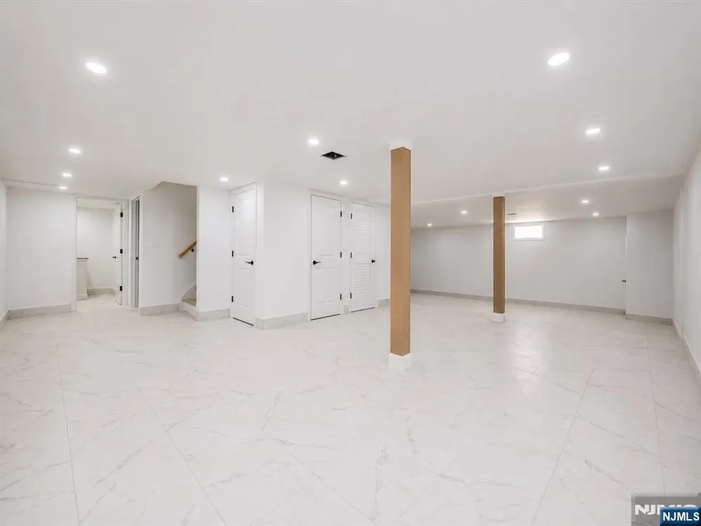 412 Gregory Road Paramus, NJ 07652
