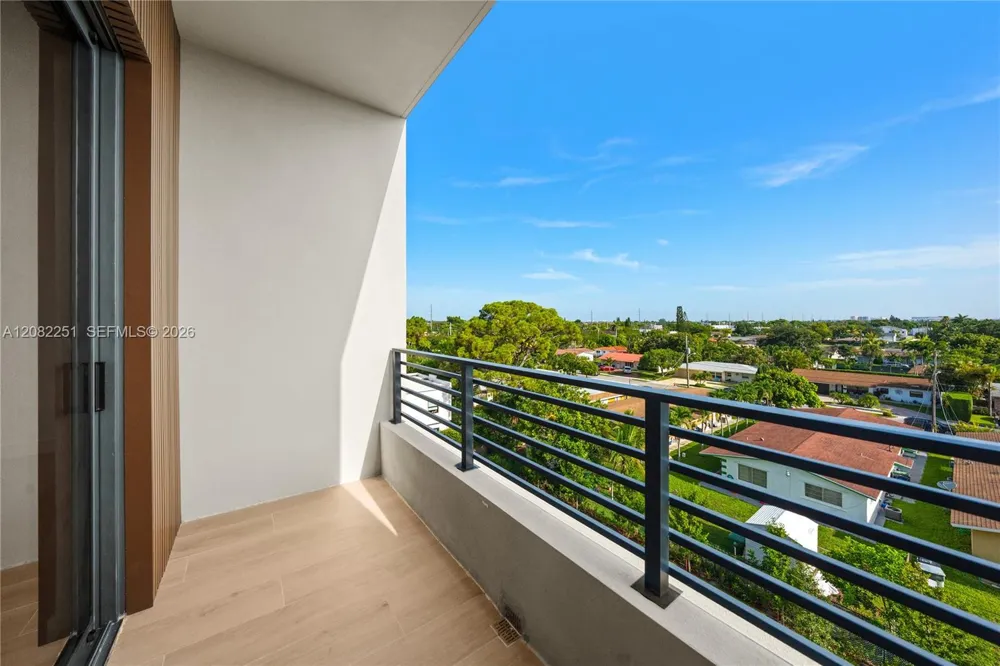 215 SE 4th St #202 Hallandale Beach, FL 33009