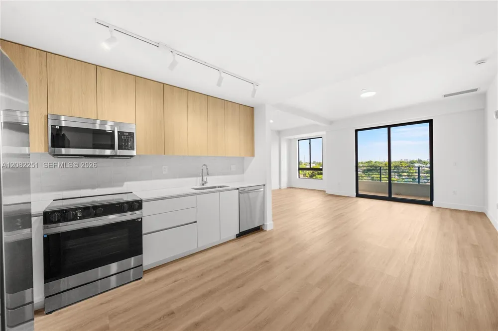 215 SE 4th St #202 Hallandale Beach, FL 33009