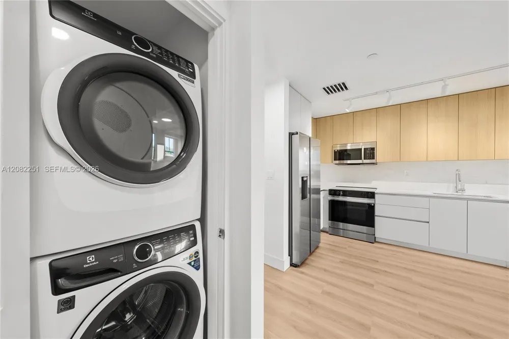 215 SE 4th St #202 Hallandale Beach, FL 33009