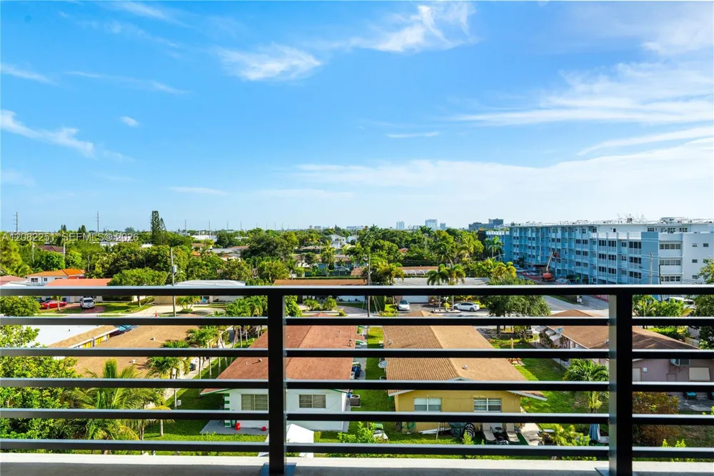 215 SE 4th St #202 Hallandale Beach, FL 33009
