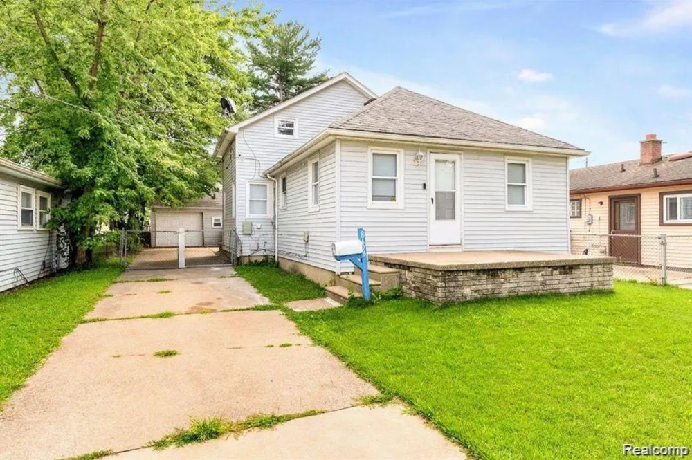 8676 Robindale Avenue Dearborn Heights City, MI 48127