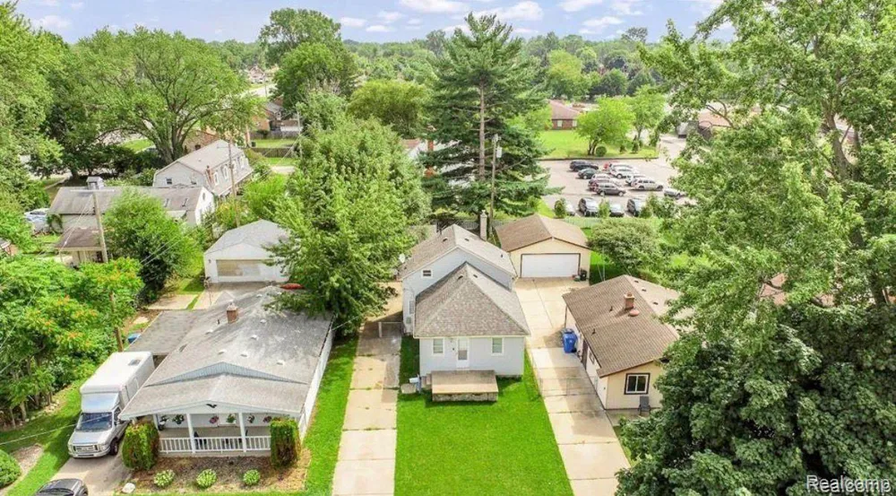 8676 Robindale Avenue Dearborn Heights City, MI 48127