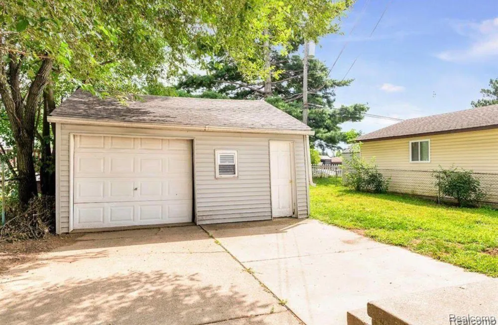8676 Robindale Avenue Dearborn Heights City, MI 48127