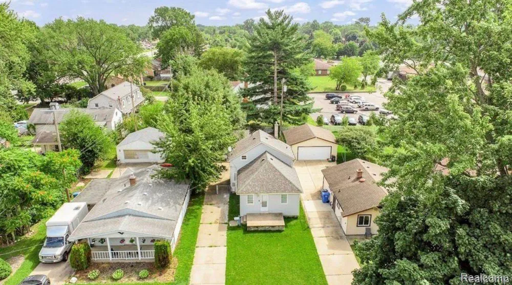 8676 Robindale Avenue Dearborn Heights City, MI 48127