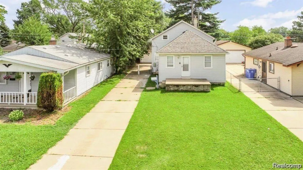 8676 Robindale Avenue Dearborn Heights City, MI 48127