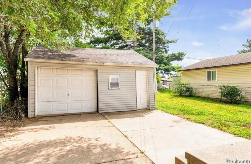 8676 Robindale Avenue Dearborn Heights City, MI 48127
