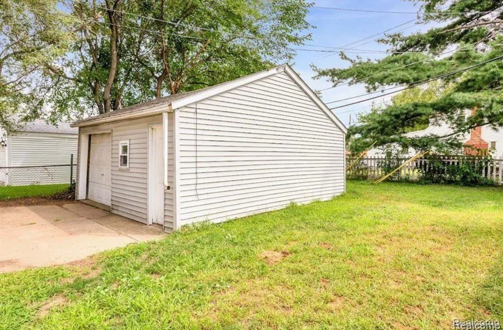 8676 Robindale Avenue Dearborn Heights City, MI 48127