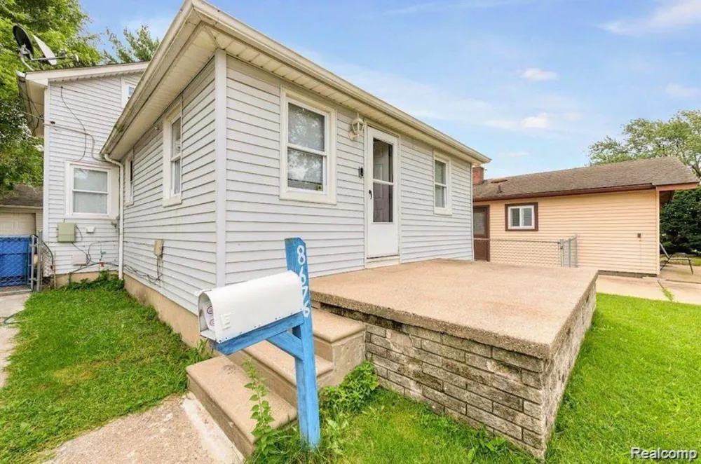 8676 Robindale Avenue Dearborn Heights City, MI 48127