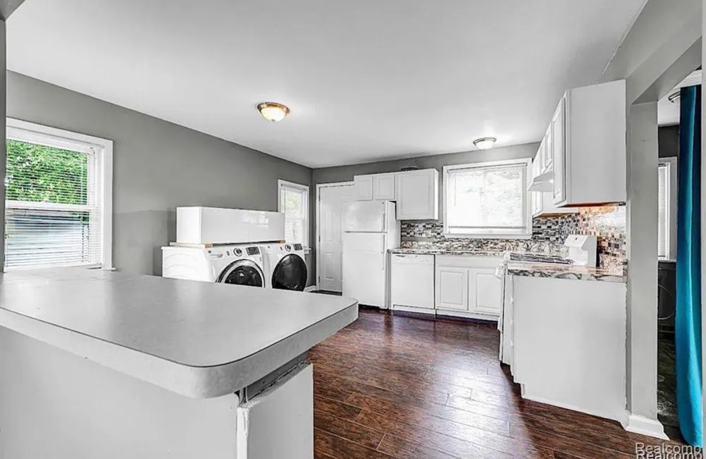 8676 Robindale Avenue Dearborn Heights City, MI 48127