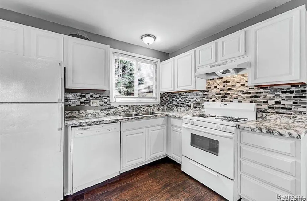 8676 Robindale Avenue Dearborn Heights City, MI 48127