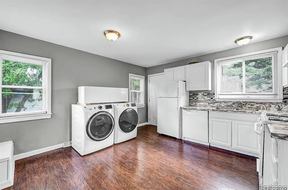8676 Robindale Avenue Dearborn Heights City, MI 48127