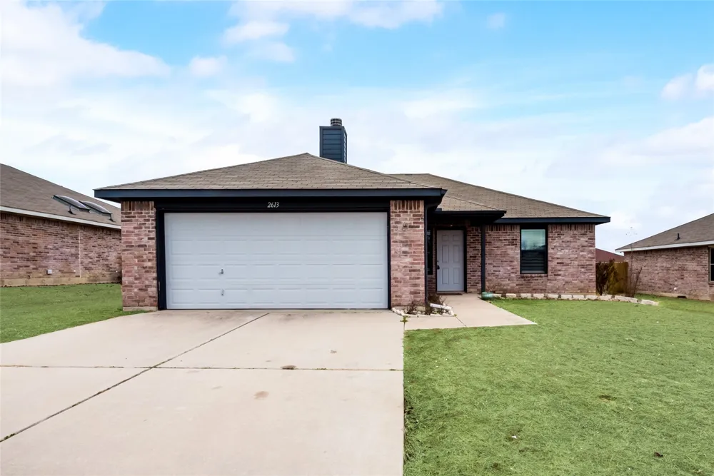 2613 Castle Pines Drive Burleson, TX 76028