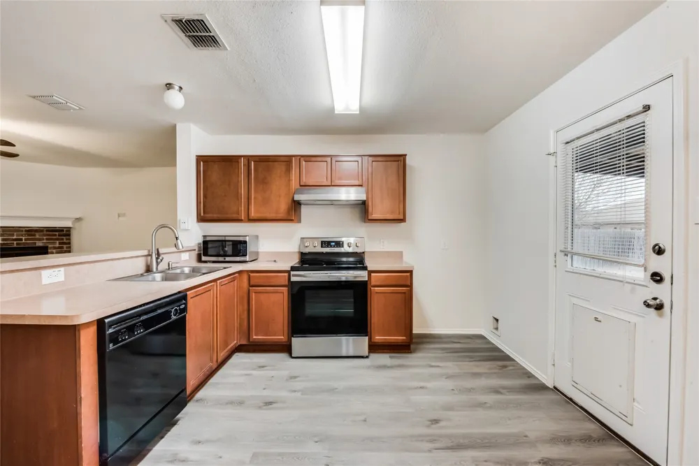 2613 Castle Pines Drive Burleson, TX 76028