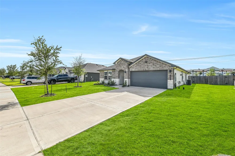 1004 Great Barracuda Lane Alvin, TX 77511