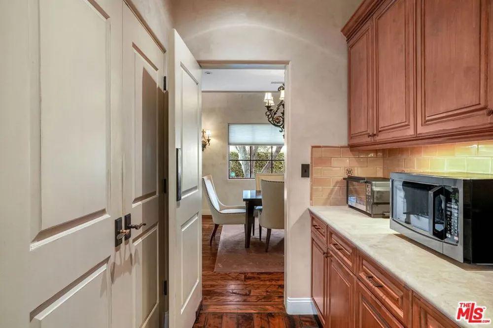 101 S Kilkea Drive Los Angeles, CA 90048