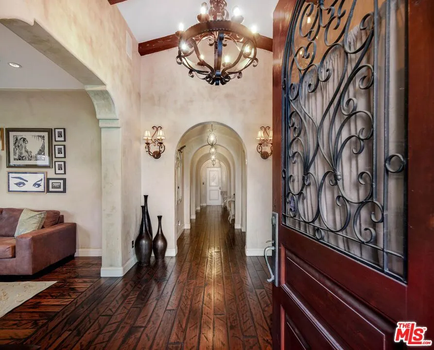101 S Kilkea Drive Los Angeles, CA 90048