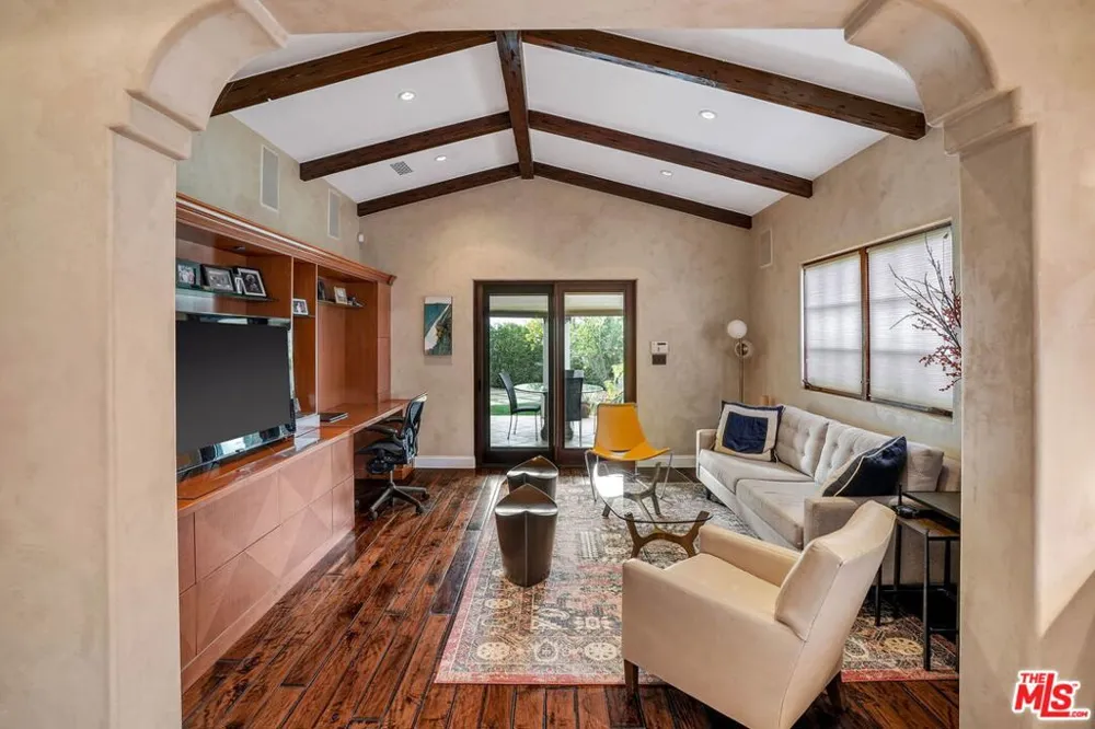 101 S Kilkea Drive Los Angeles, CA 90048