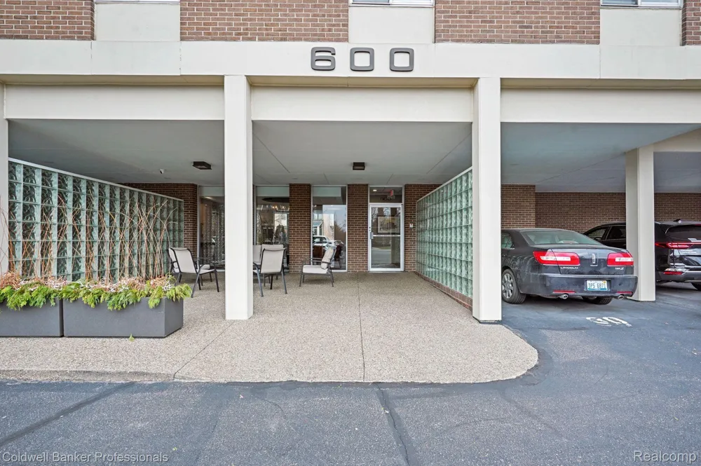600 W BROWN STREET #109 Birmingham City, MI 48009