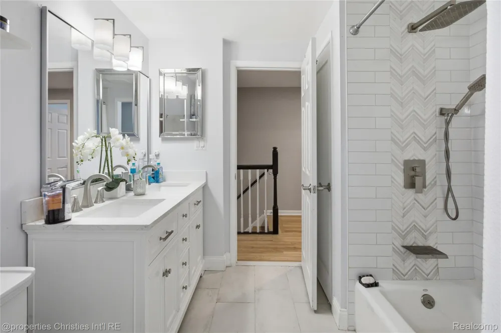 5569 Tadworth Place West Bloomfield Charter Township, MI 48322