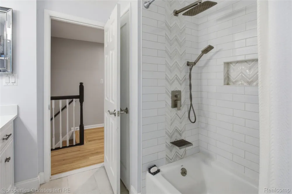 5569 Tadworth Place West Bloomfield Charter Township, MI 48322