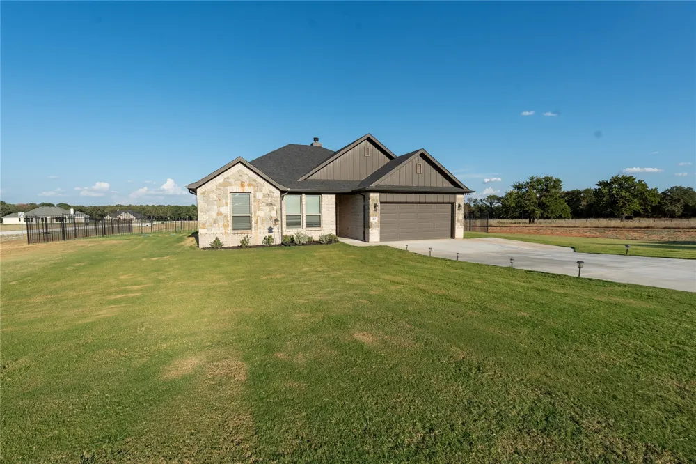 1215 Sanger Springtown, TX 76082
