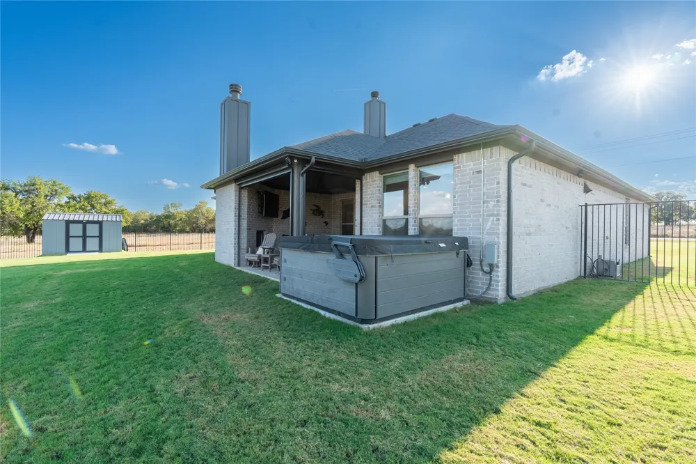 1215 Sanger Springtown, TX 76082