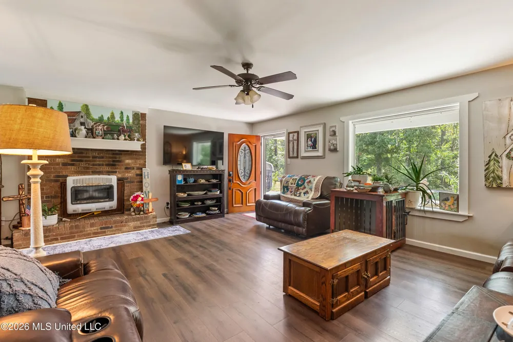 83 County Road 523 Como, MS 38619