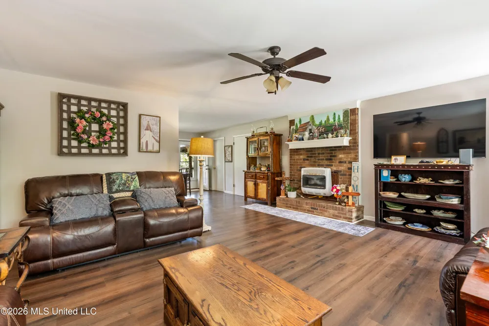 83 County Road 523 Como, MS 38619