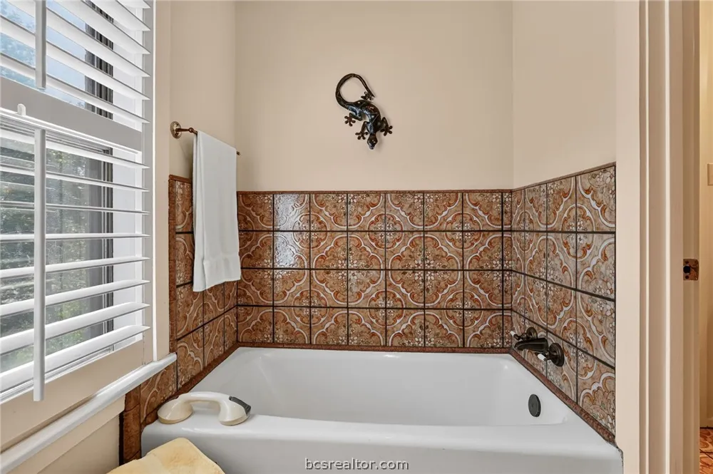 2349 W Briargate Drive Bryan, TX 77802