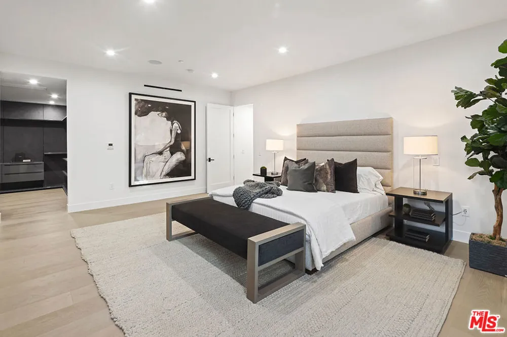 11961 Dorothy Street #2 Los Angeles, CA 90049