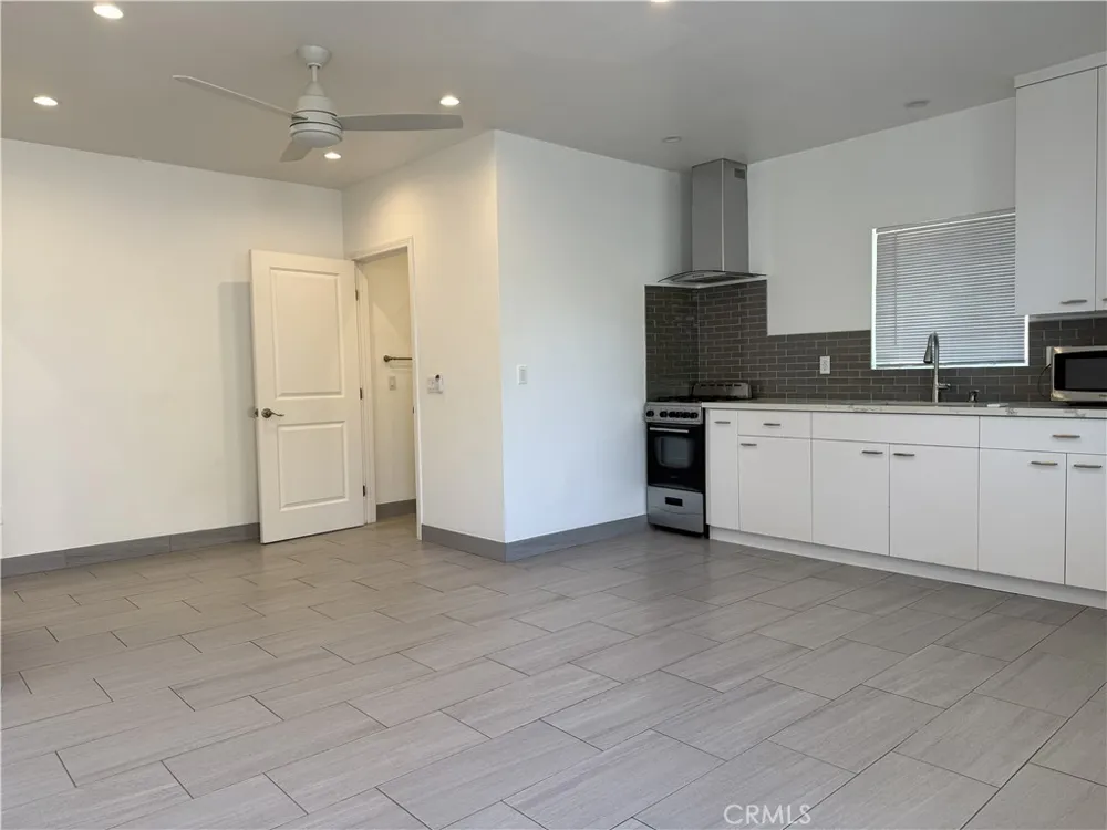 17843 Victory Blvd Reseda, CA 91335