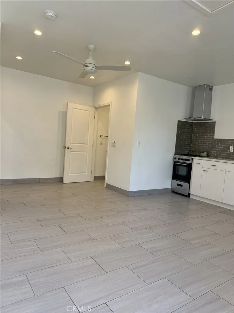 17843 Victory Blvd Reseda, CA 91335