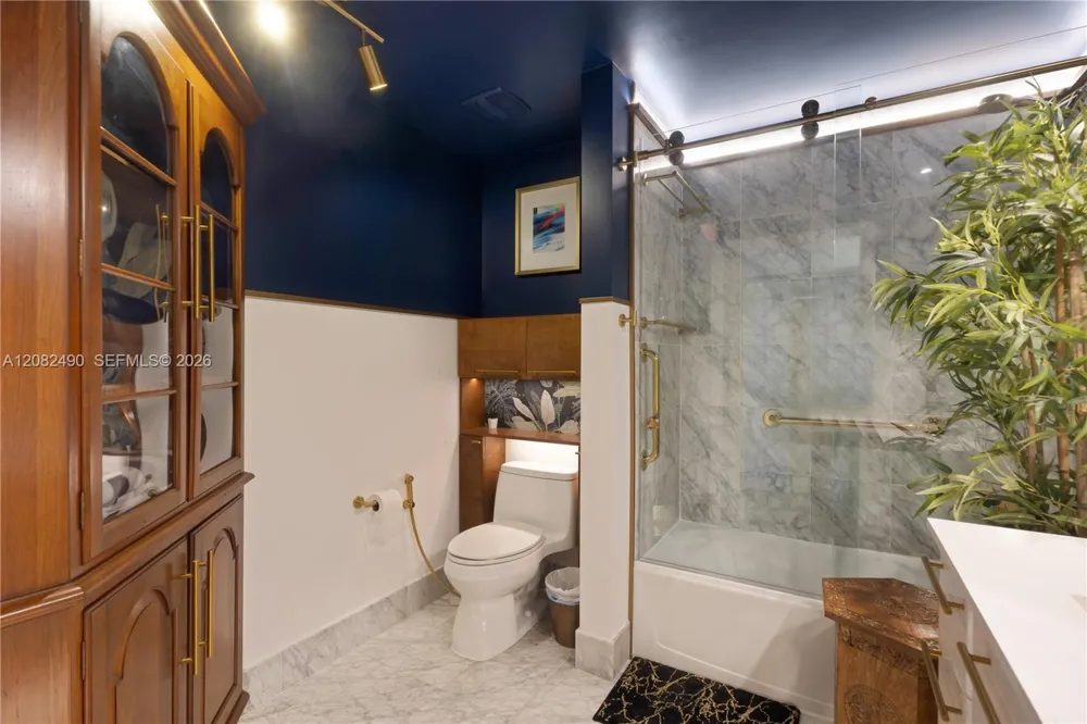 253 NE 2nd St #314 Miami, FL 33132