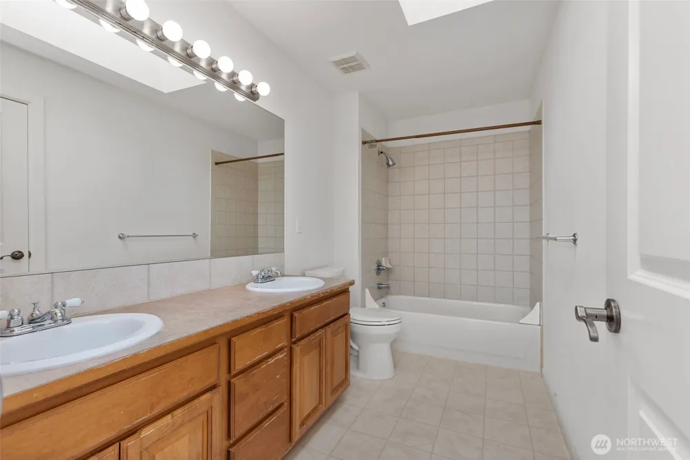 11543 NE Skyward Loop Kingston, WA 98346