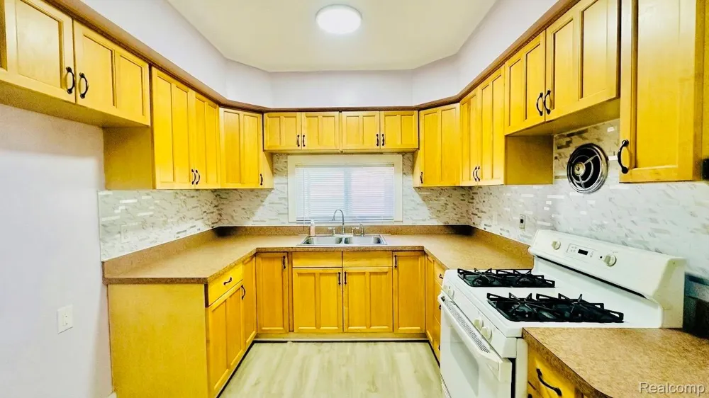 8071 Harding Center Line City, MI 48015