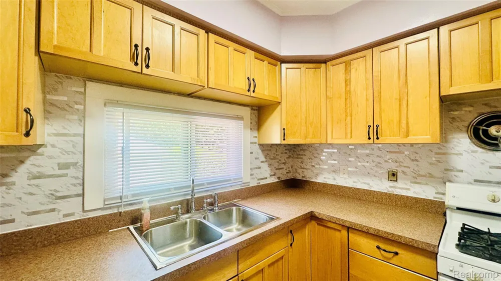 8071 Harding Center Line City, MI 48015
