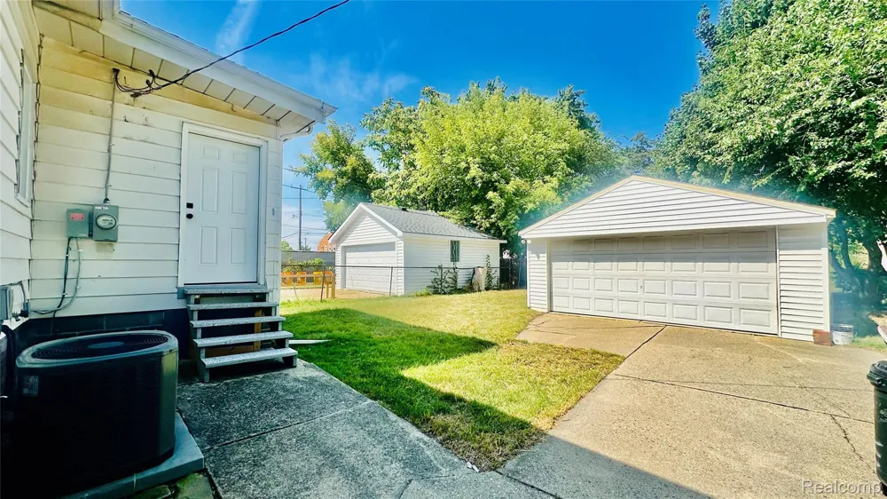 8071 Harding Center Line City, MI 48015