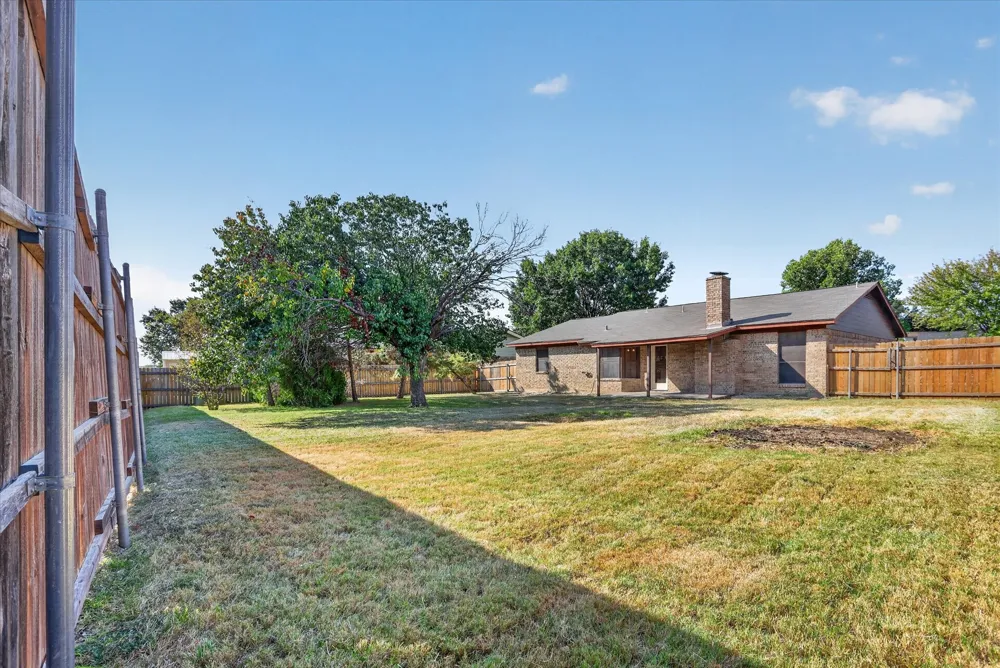208 Asbury Drive Saginaw, TX 76179