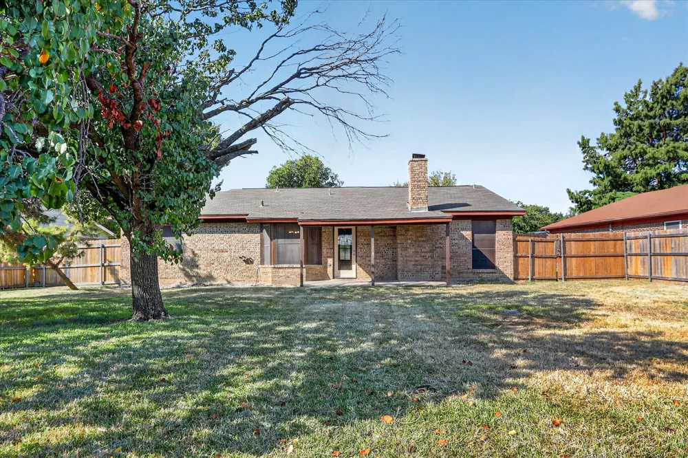 208 Asbury Drive Saginaw, TX 76179