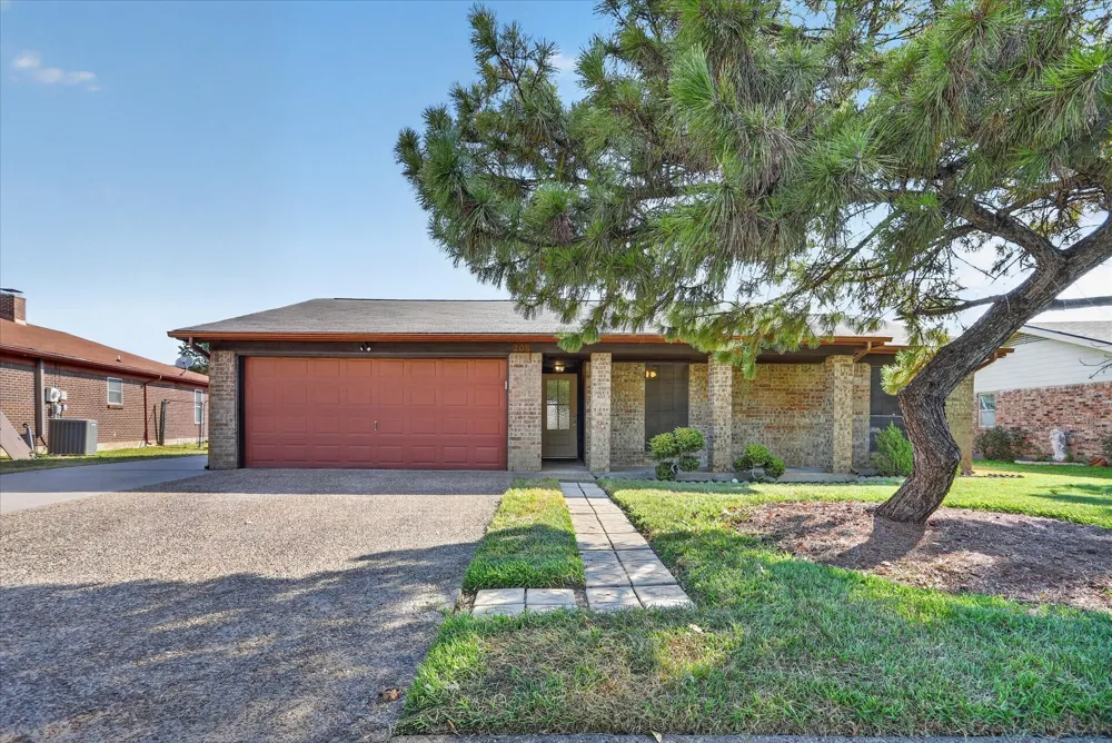 208 Asbury Drive Saginaw, TX 76179