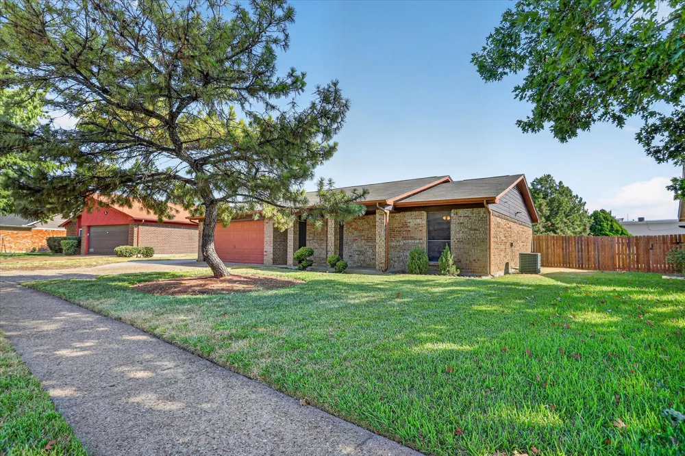 208 Asbury Drive Saginaw, TX 76179