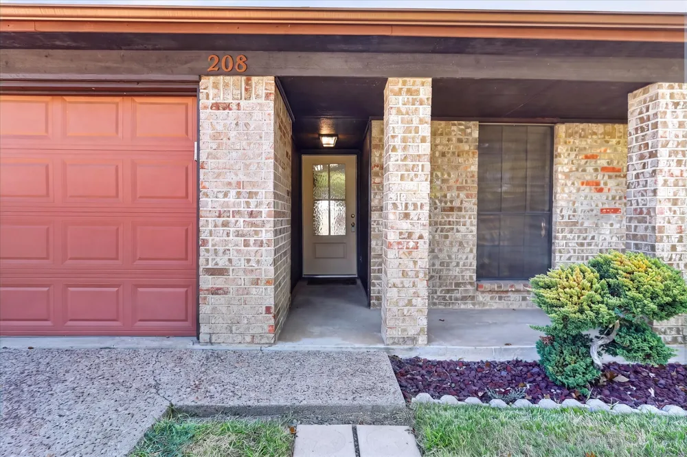 208 Asbury Drive Saginaw, TX 76179