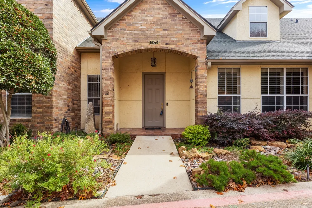 5875 Pecan Chase Benbrook, TX 76132