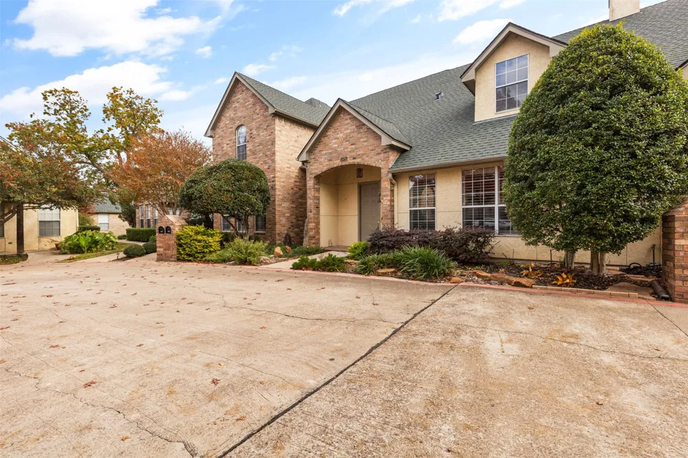 5875 Pecan Chase Benbrook, TX 76132