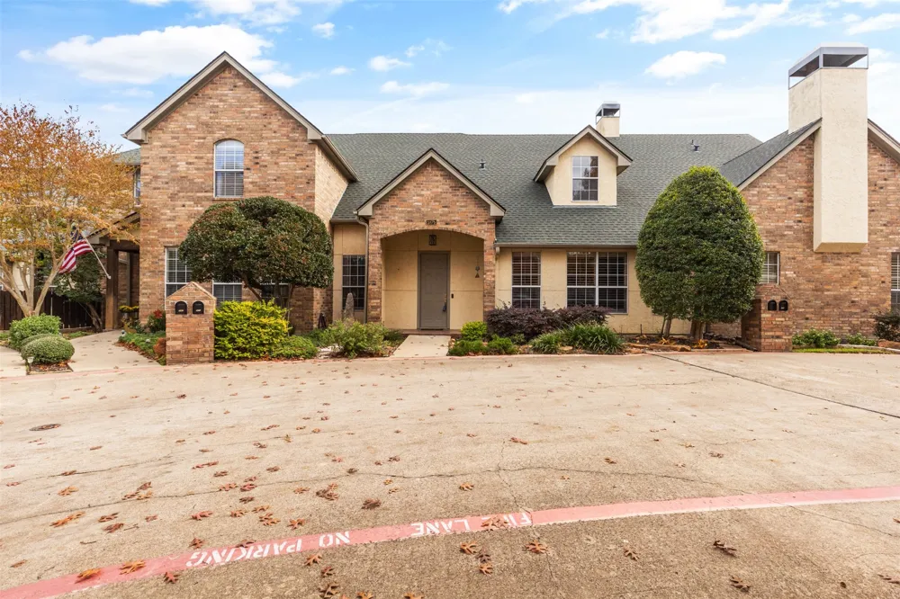 5875 Pecan Chase Benbrook, TX 76132