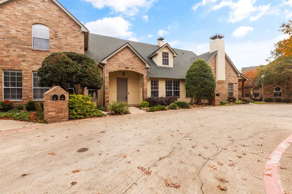 5875 Pecan Chase Benbrook, TX 76132