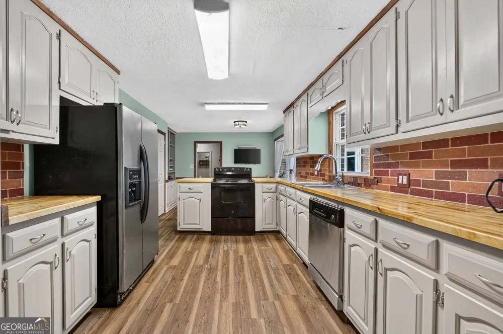 169 Silver Dollar RD Barnesville, GA 30204
